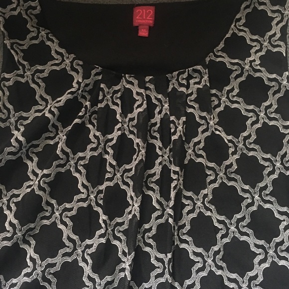 212 Black / White Sleevless Blouse - Picture 5 of 10